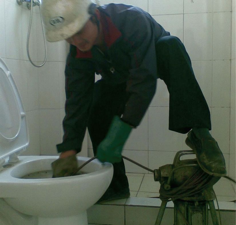 產(chǎn)品名稱：義烏管道疏通服務(wù)
產(chǎn)品型號(hào)：義烏管道疏通,義烏搬家公司電話,義烏家政公司
產(chǎn)品規(guī)格：管道疏通:1.專業(yè)疏通各種型號(hào)馬桶（抹布,塑料）等各種軟硬物質(zhì)所造成的堵塞.因?yàn)檠b修掉進(jìn)水泥,沙子或頭發(fā)等2.地漏:專業(yè)疏通各種v型,S型拐彎的地漏.各種原因所造成的堵塞,由100MM慢慢的變3.墫坑：因?yàn)閴柨幽瓿删昧斯艿缽濐^發(fā)生了一層厚厚的尿堿.本部根據(jù)多年所成了50MM甚至10MM甚至還會(huì)堵死,所以造成墫坑下水慢,易堵.積累經(jīng)驗(yàn)采用最佳技術(shù)和方案,徹底疏通各種情況所造成的堵塞.包括（V型,S型)等的管道.4.面盆：專業(yè)疏通各種面盆.專業(yè)疏通各種主管道.5.主管道：本部備有大中小型 機(jī)械和高壓清洗機(jī).